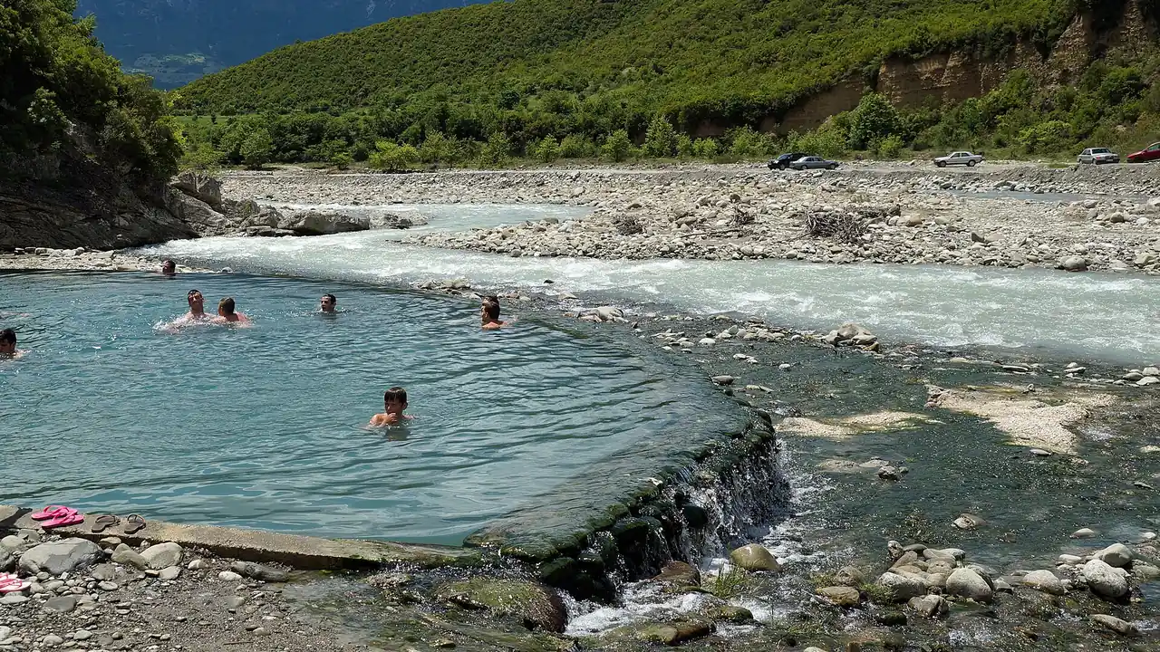 Bathers in the main thermal pool at Benje with the cold Lengarica river running past