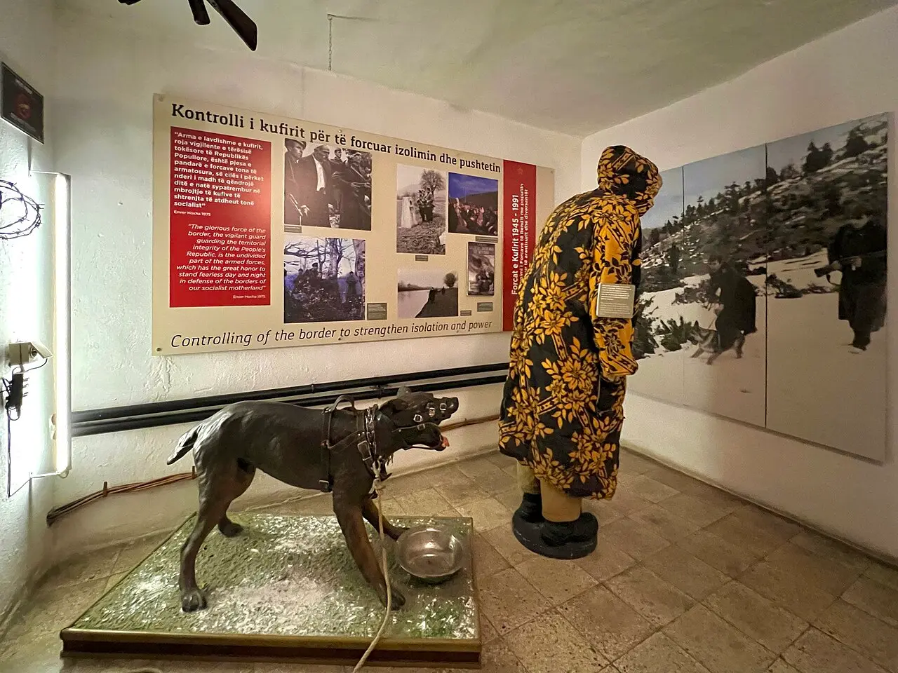 A border-guard display at Bunk'Art 2 with a uniformed mannequin, a model dog and photo panels