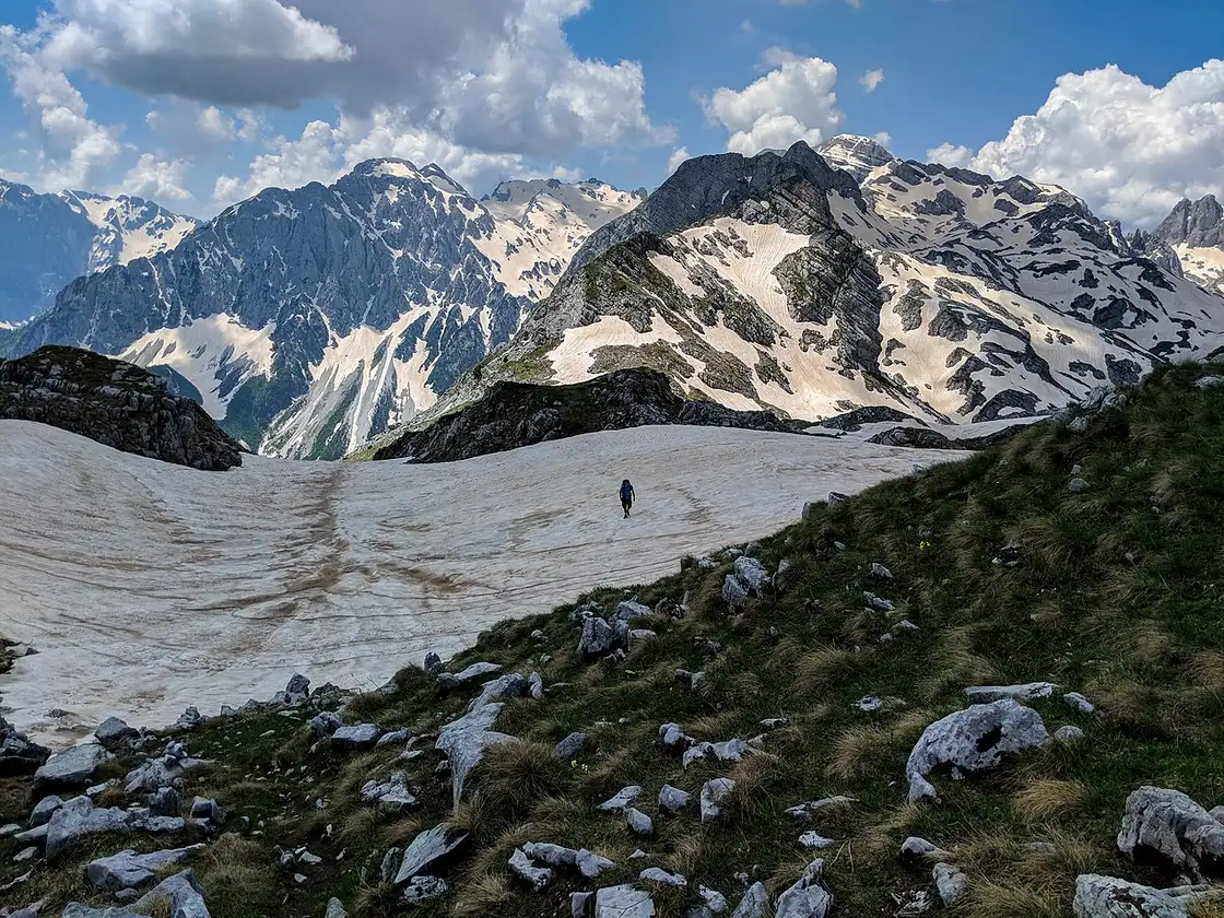 The rocky saddle of Qafa e Rosit on the ridge toward Rosni Peak